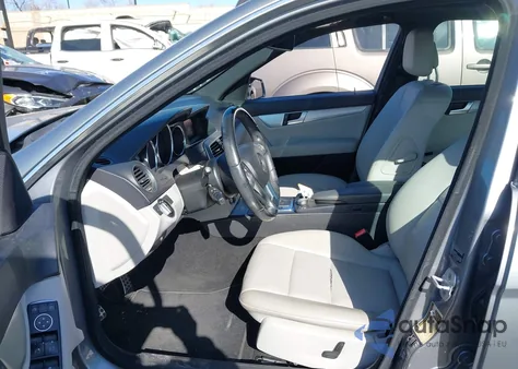 2012 Mercedes-Benz C 250 Sport из США, поврежденный, VIN WDDGF4HB1CA621908